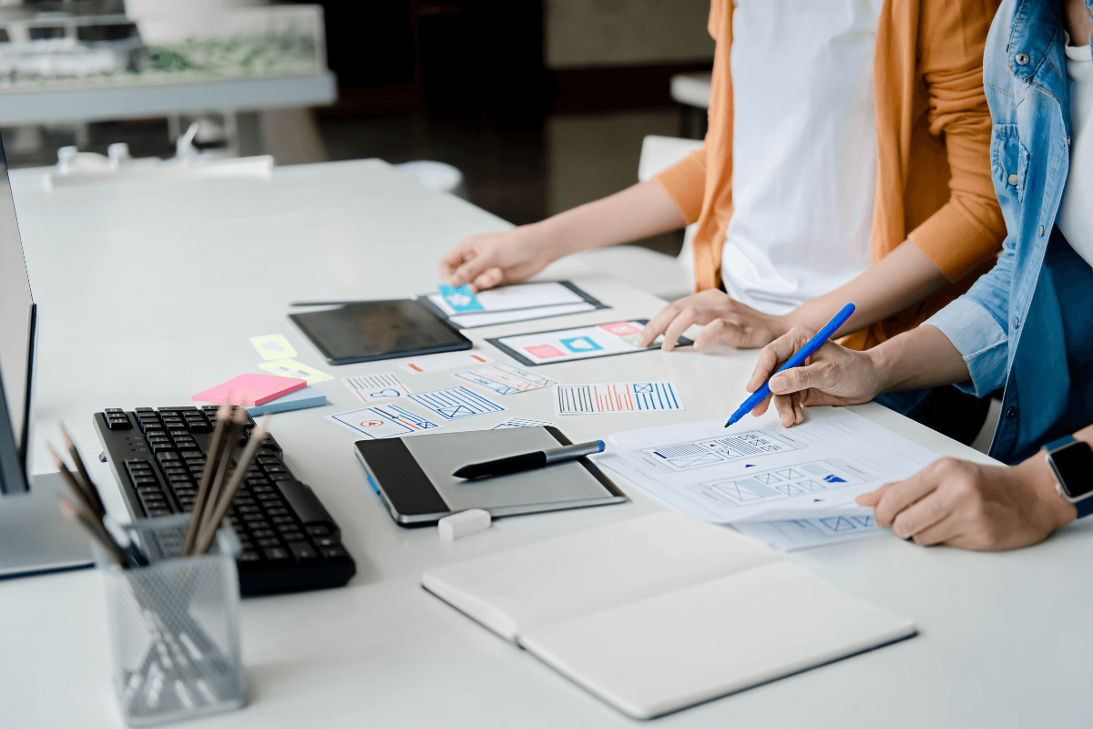 Equipo trabajando con tecnología
